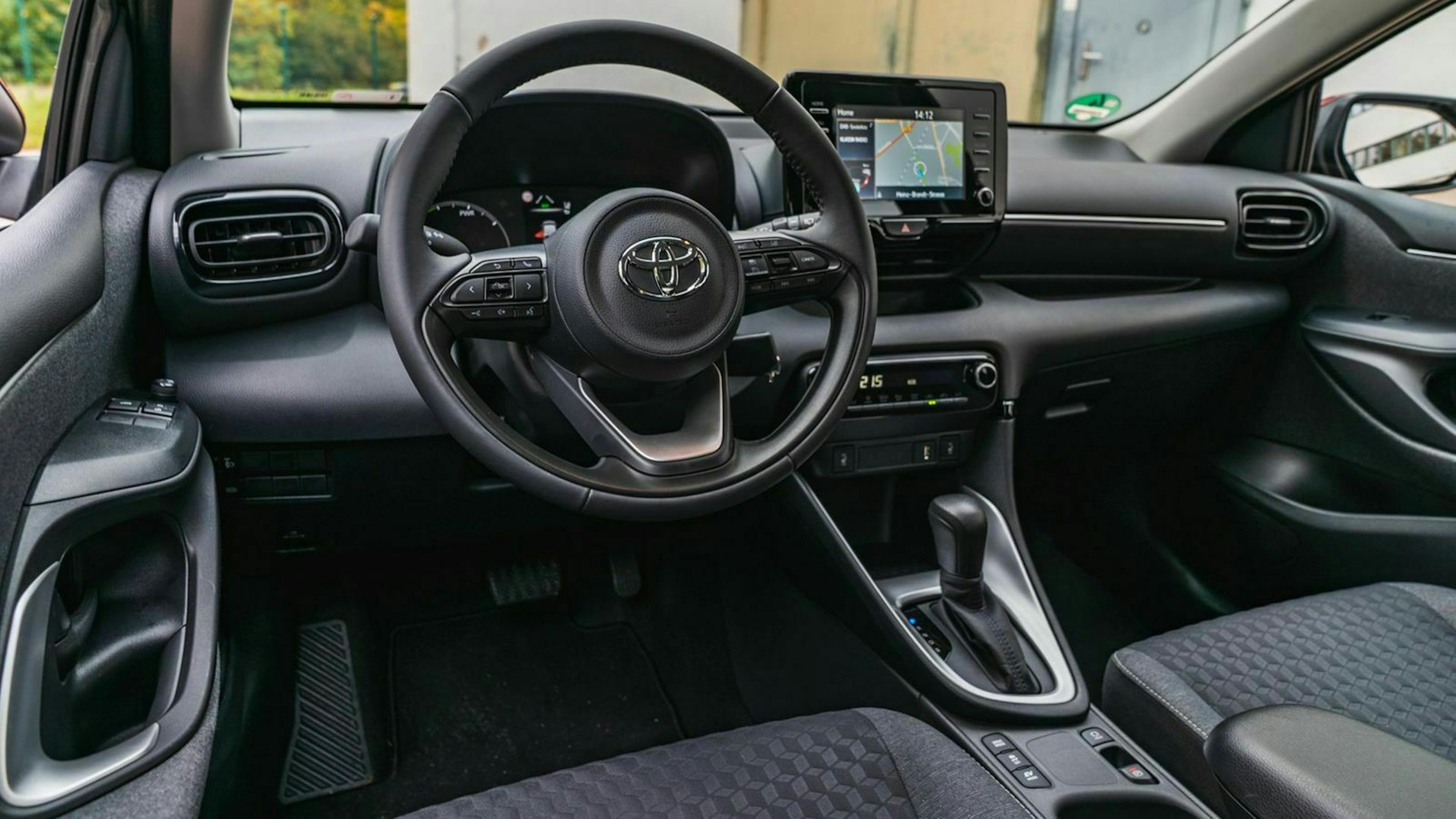 Der Innenraum des Toyota Yaris Hybrid mit Sicht auf das Lenkrad