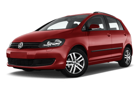 Roter Volkswagen Kleinwagen, seitliche Vorderansicht. Fünf Türen, moderne Scheinwerfer, glänzende Felgen auf weißem Hintergrund.