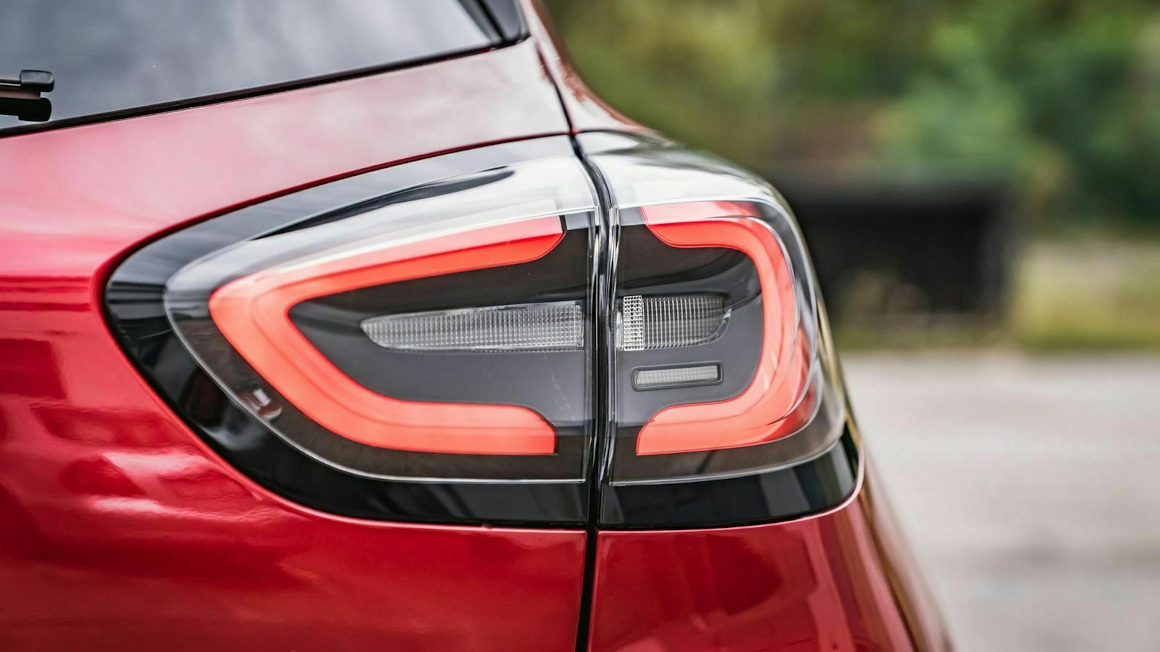 Zu sehen ist der Rückscheinwerfer des Ford Puma