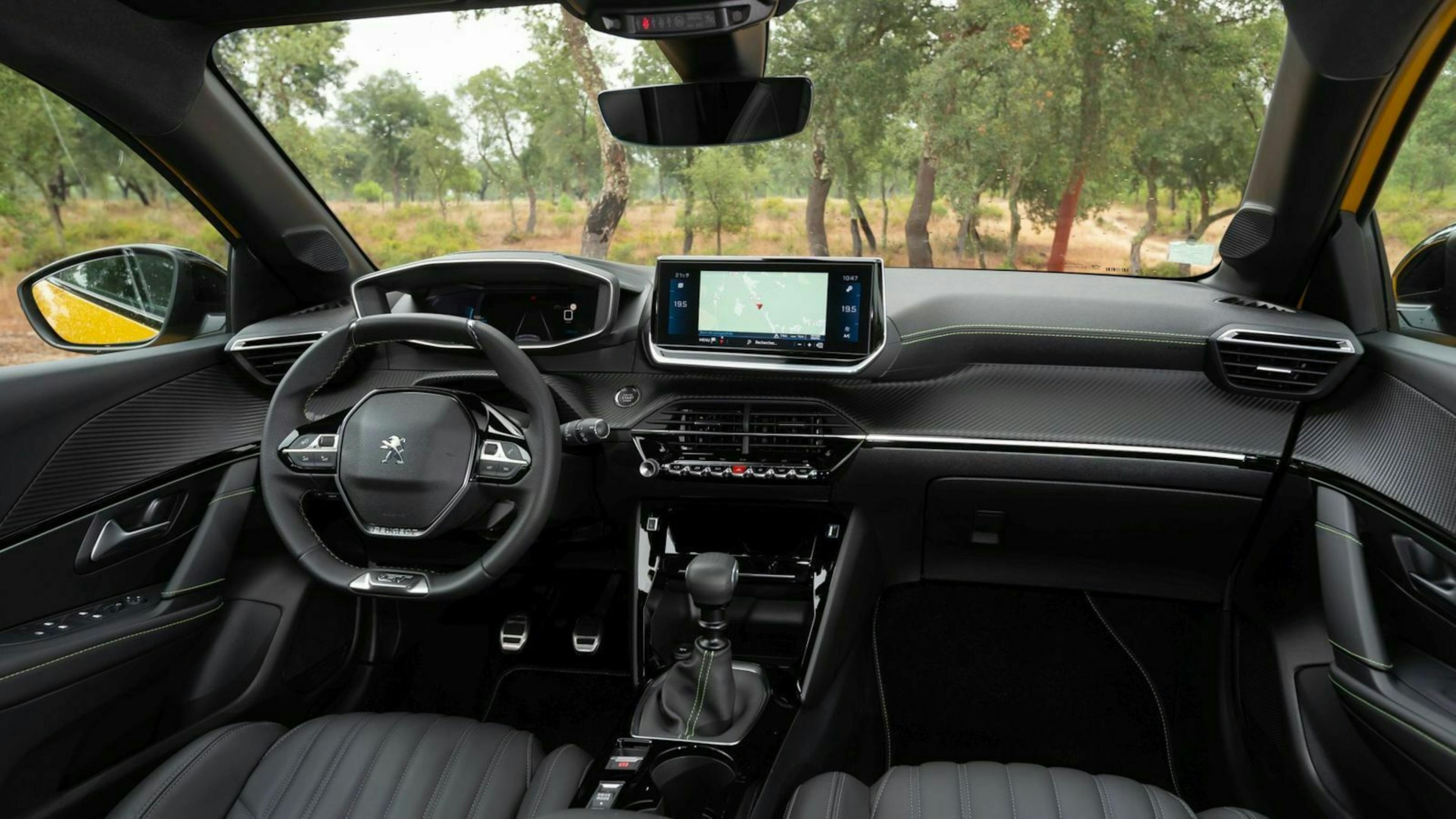 Zu sehen ist das Cockpit des Peugeot 208