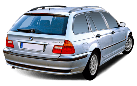 Silberner BMW-Kombi, Modell 320d, von hinten fotografiert. Das Auto hat einen Dachgepäckträger und getönte Heckscheiben.