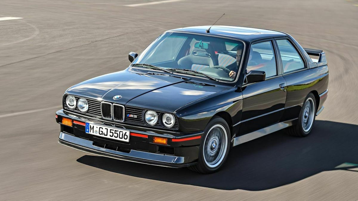 BMW 3er E30 auf Rennstrecke in der Kurve