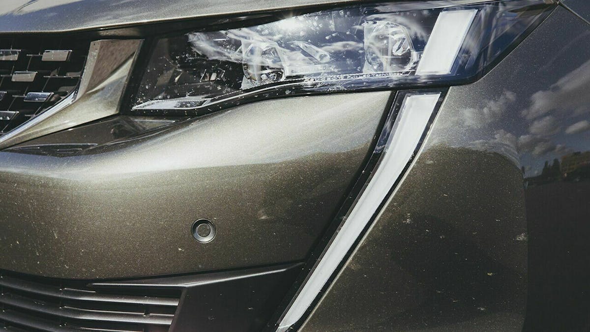 Das Tagfahrlicht am Peugeot 508 erinnert an Walross-Zähne