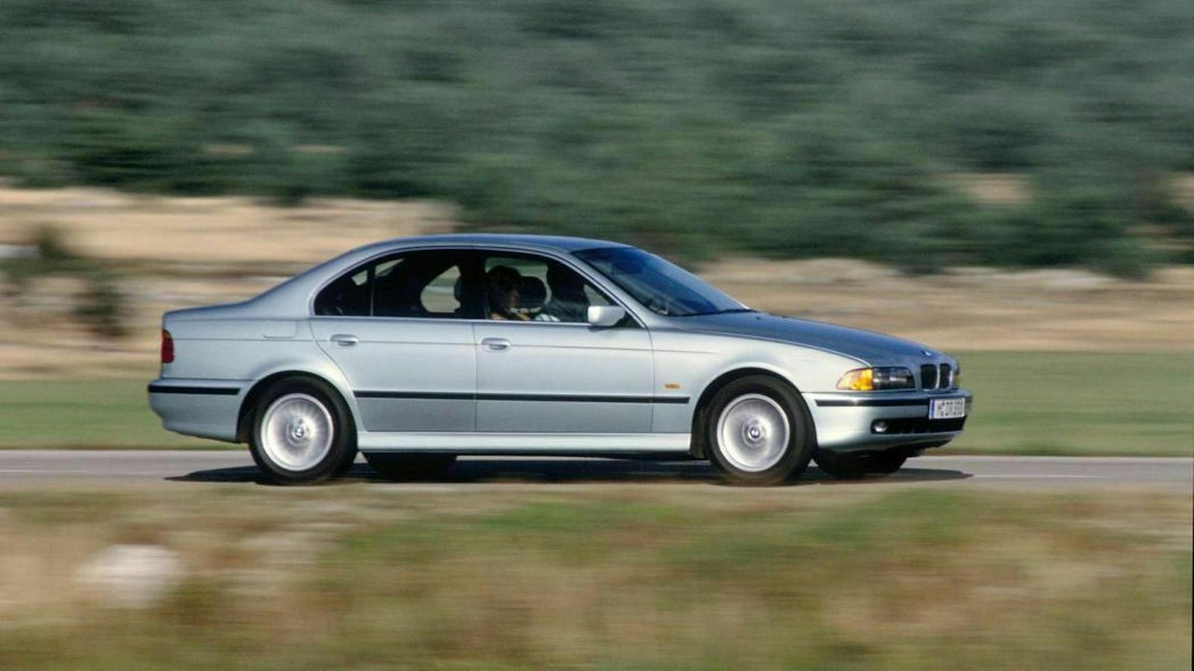 Zu sehen ist der BMW 5er E39 in seitlicher Position, fahrend