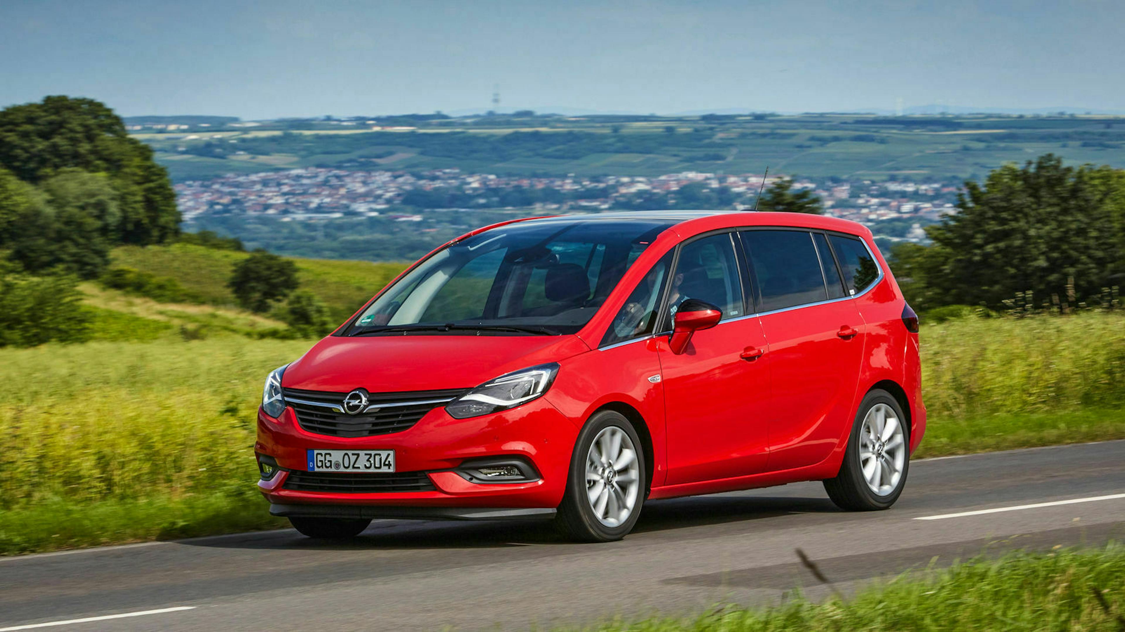 Zu sehen ist der Opel Zafira Tourer, stehend