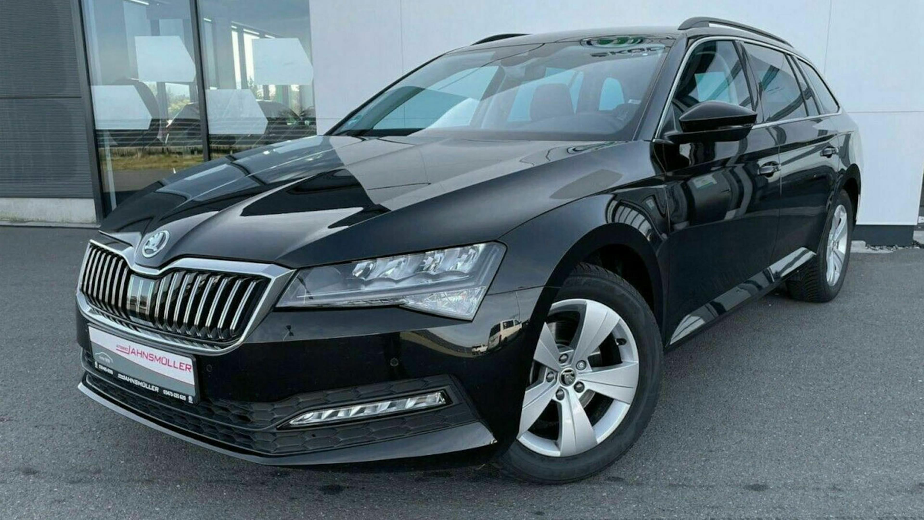 Ein schwarzer Skoda Superb steht auf einem Parkplatz