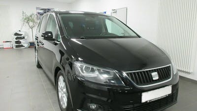 Ein schwarzer Seat Alhambra steht in einem Raum mit weißen Wänden