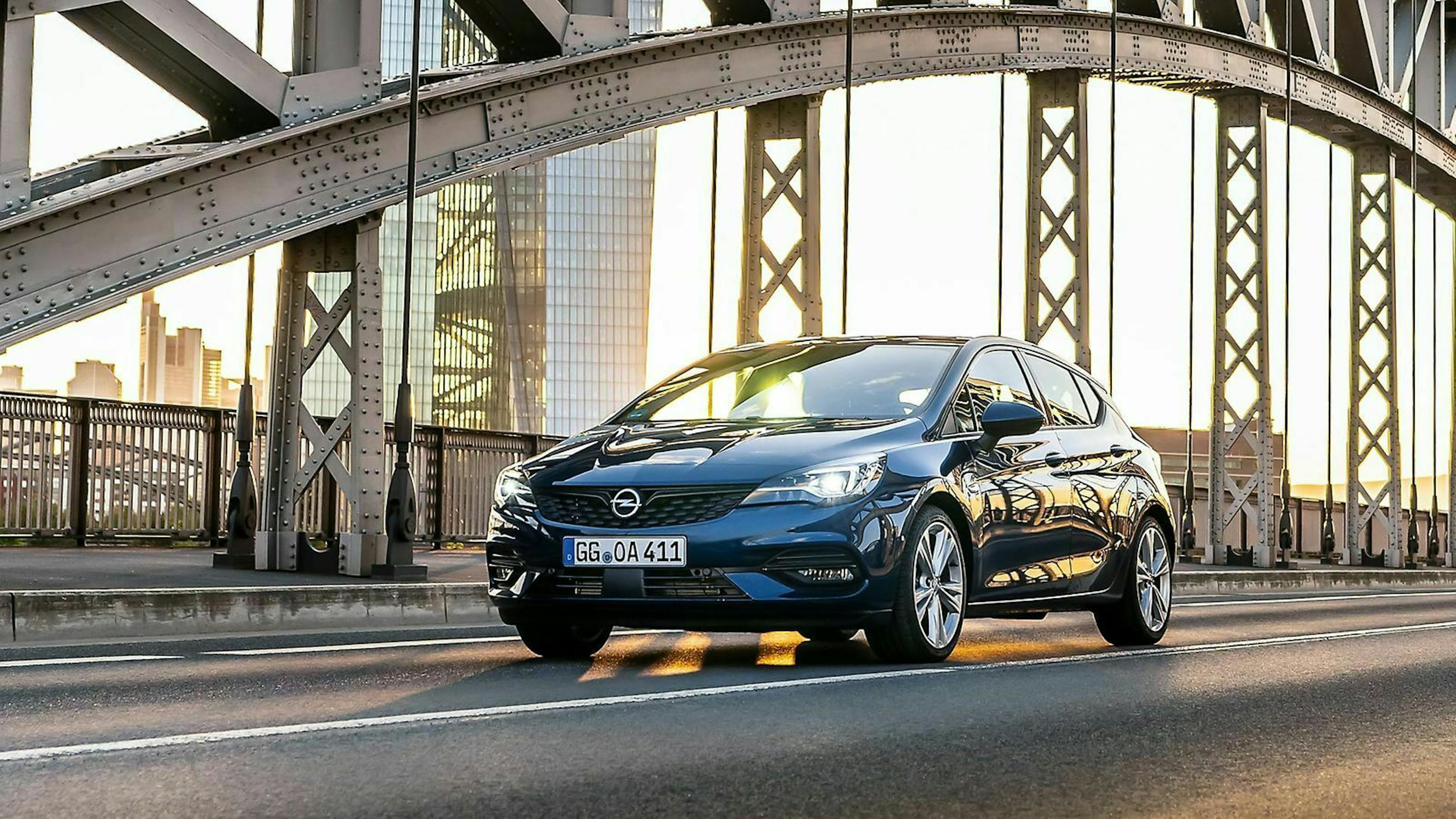 Opel Astra in der Ansicht von vorne-links, fahrend über eine Brücke