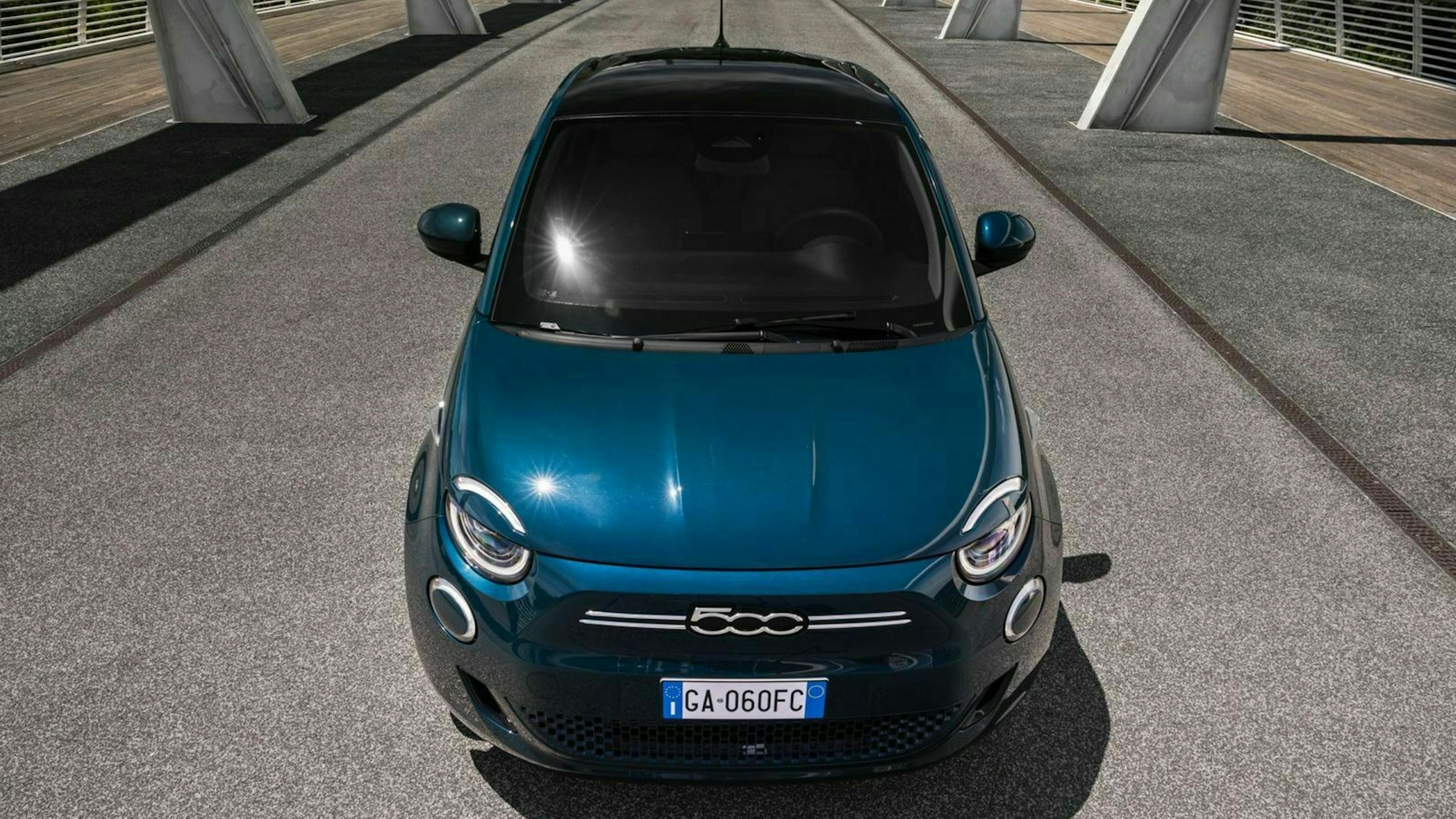 Zu sehen ist der Fiat 500e 2020 von vorne