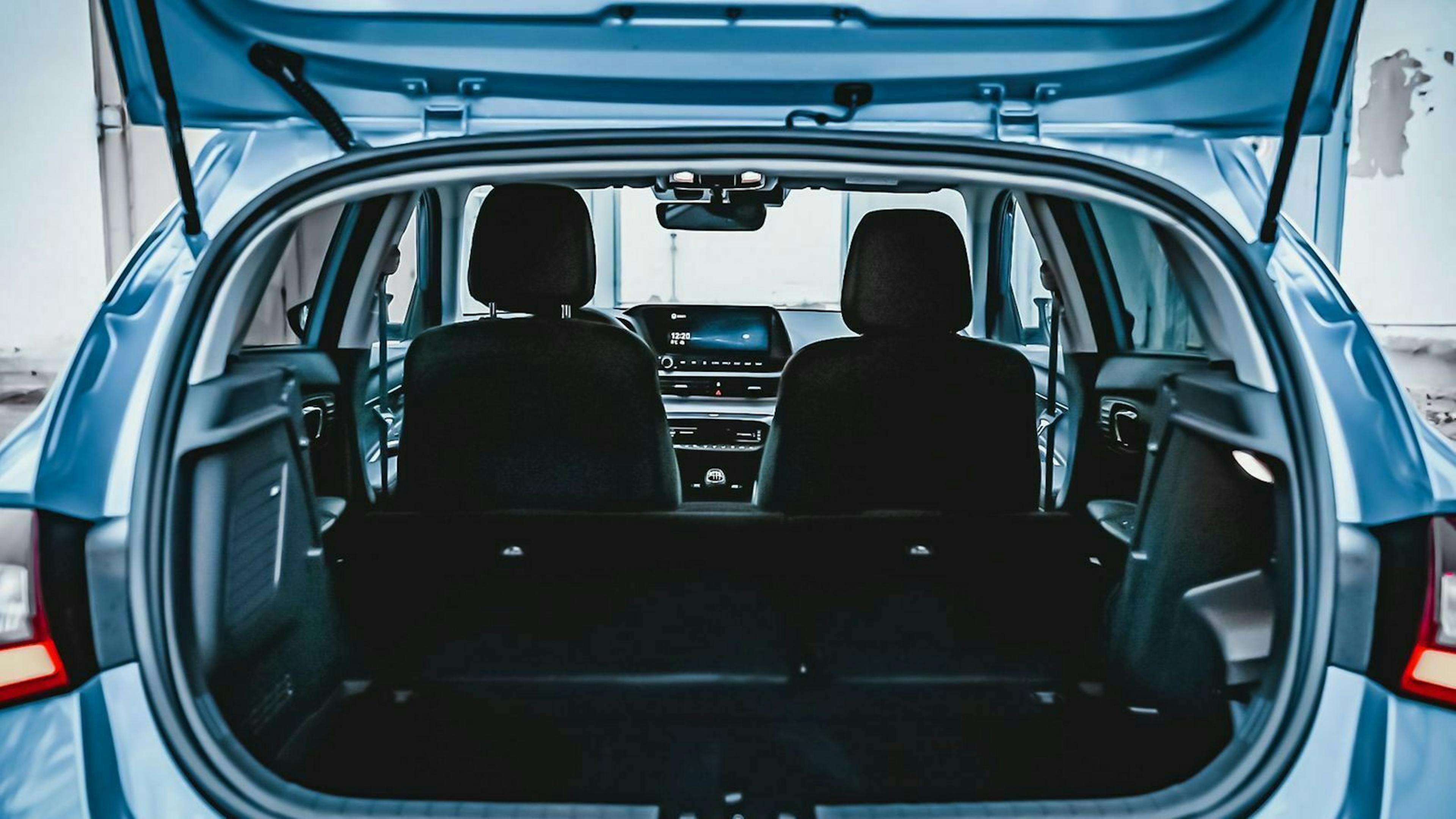 Zu sehen ist der Kofferraum des Hyundai i20 2020