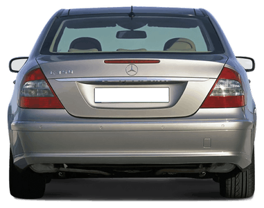 Silberner Mercedes-Benz von hinten, geparkte Ansicht, Nummernschild unleserlich, klare Heckleuchten erkennbar.