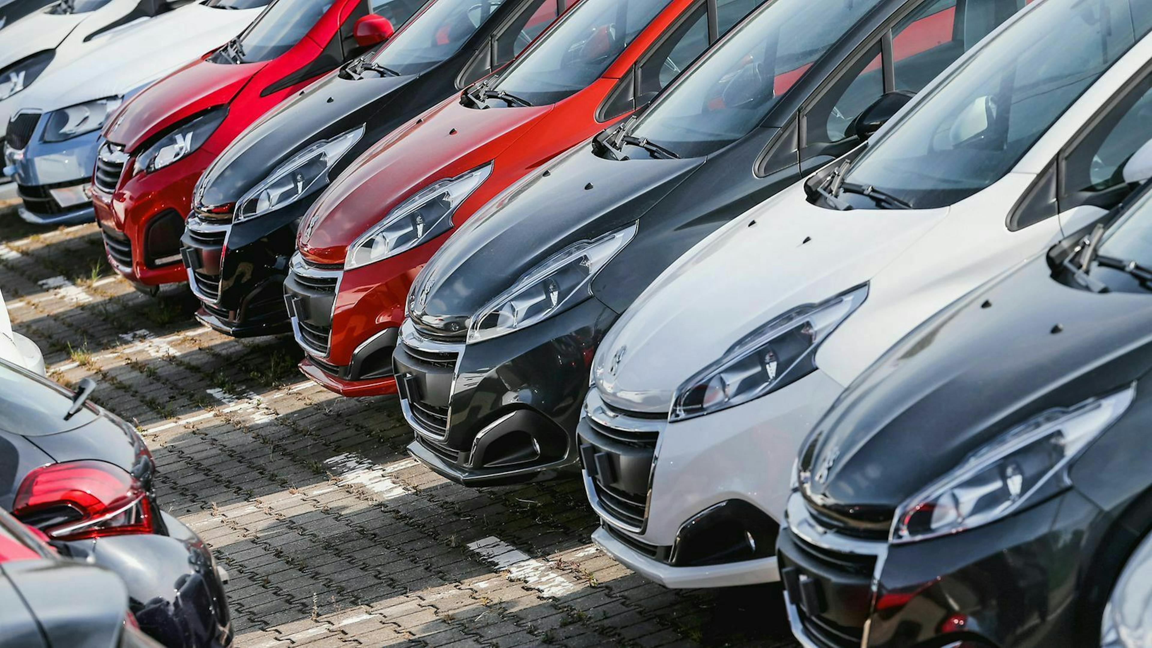 Bei Neuwagen geben Autohersteller oft eine zusätzliche Garantie über die Gewährleistung hinaus