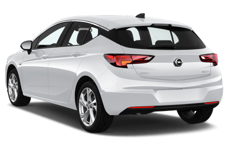 Weißer Opel Astra von hinten, geparkt vor einem neutralen Hintergrund.