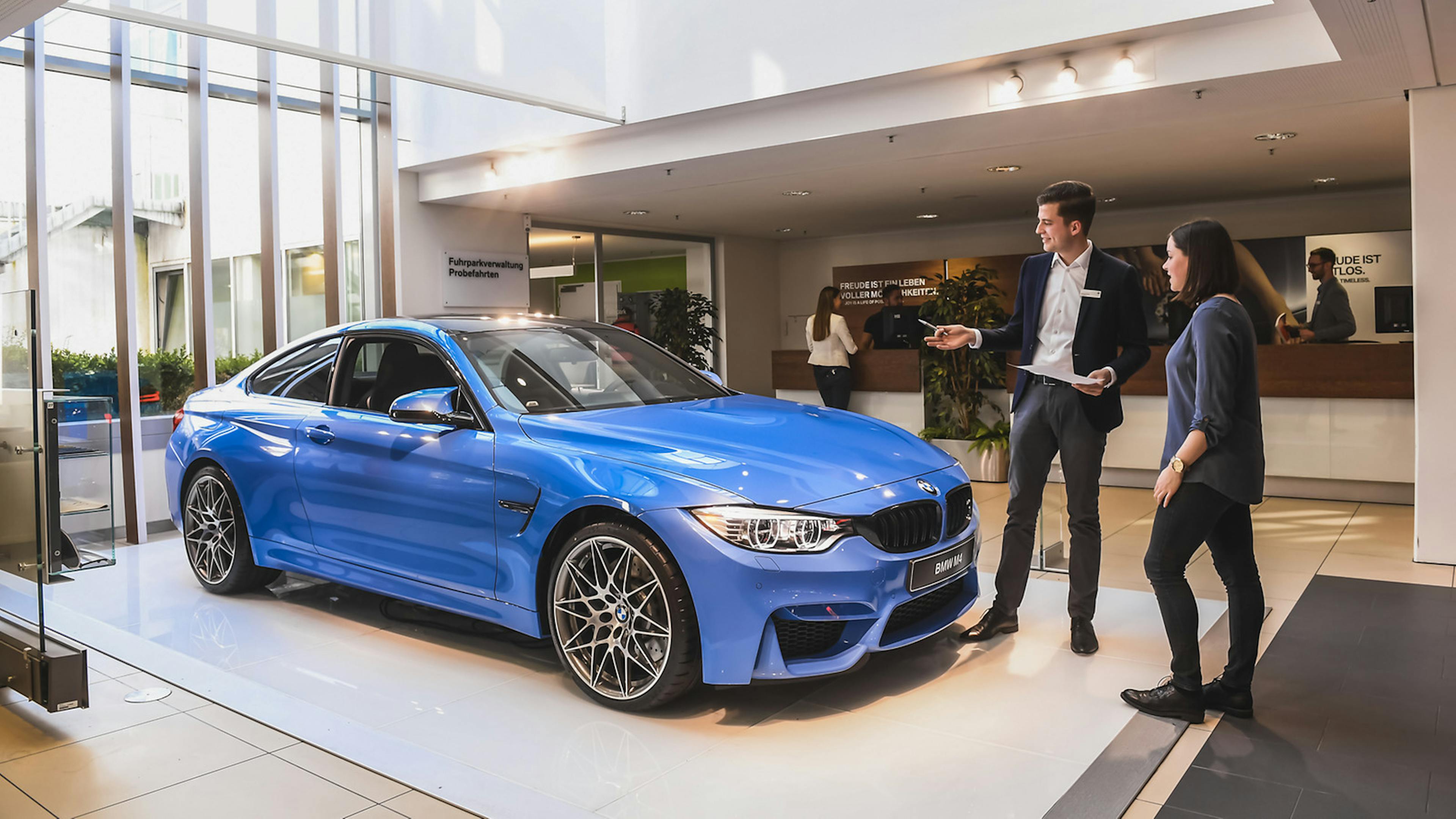 Zwei Personen sehen sich einen blauen Sportwagen an.