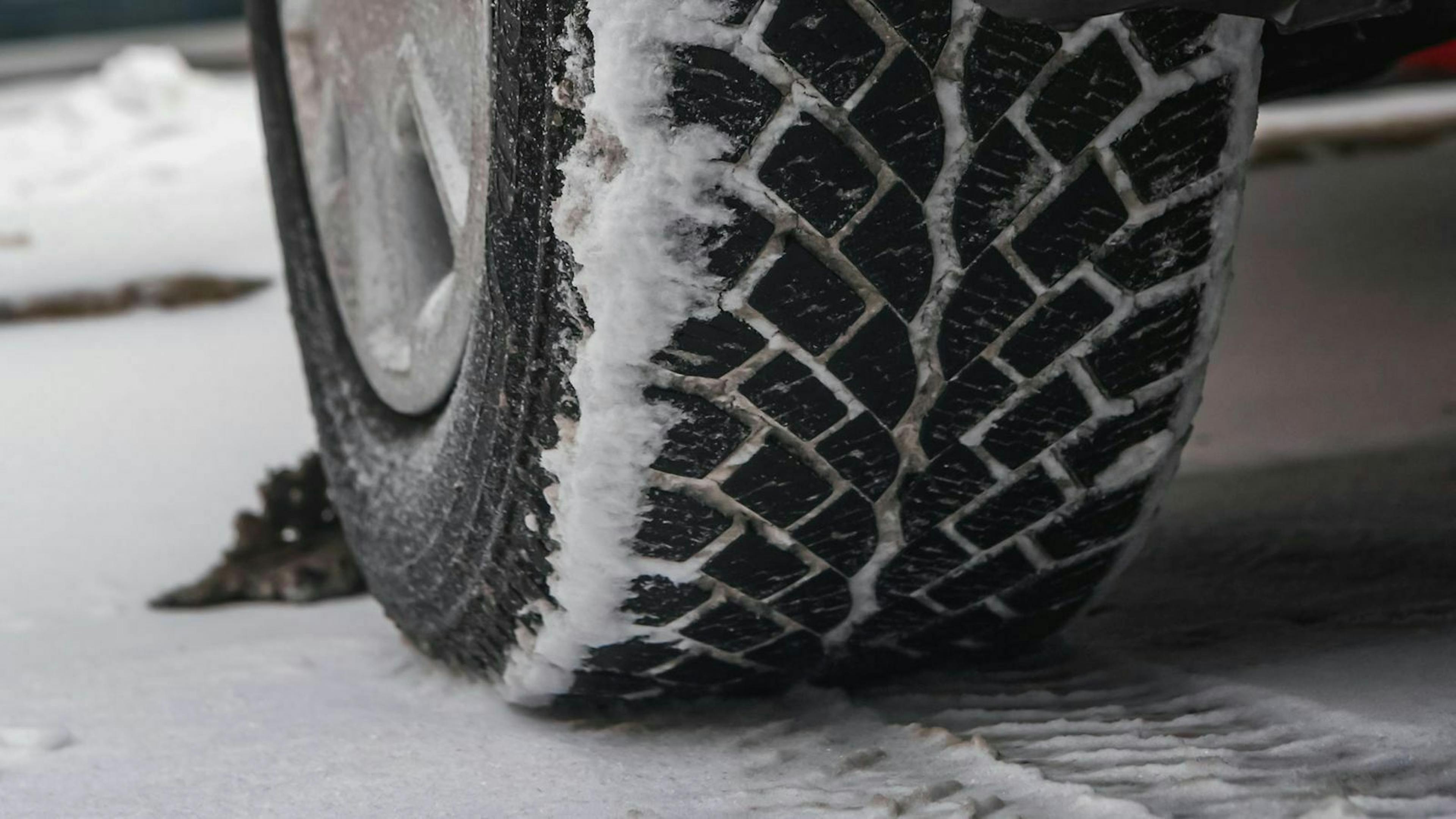 Unter widrigen Bedingungen bei Schnee und Eis funktionieren reine Winterreifen deutlich besser als Ganzjahresreifen