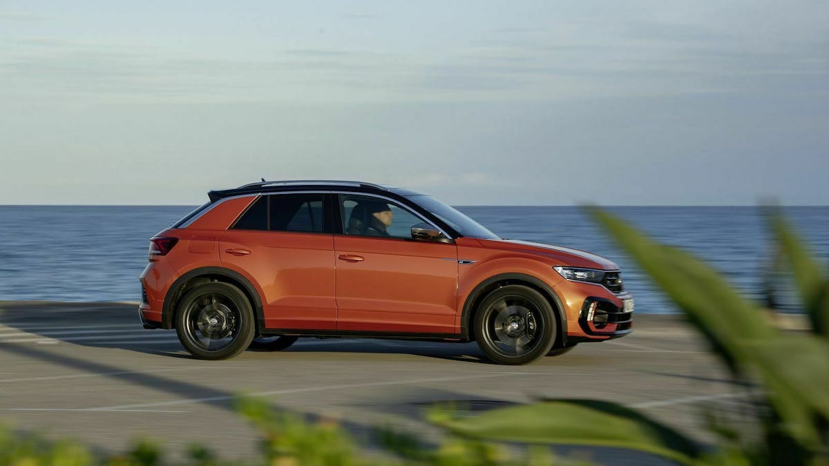 VW T-Roc in der Seitenansicht, fahrend