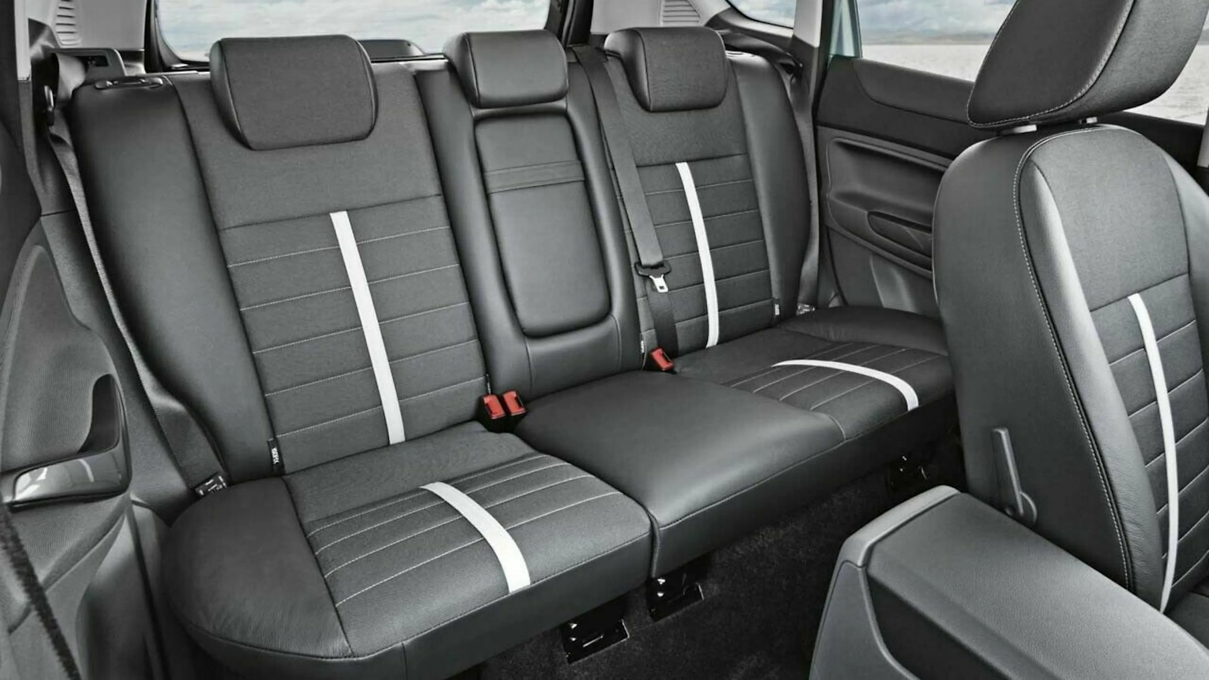 Viel Platz hält der Kuga für Fahrgäste im Fond nicht bereit. Der Mittelplatz taugt nur für Kinder