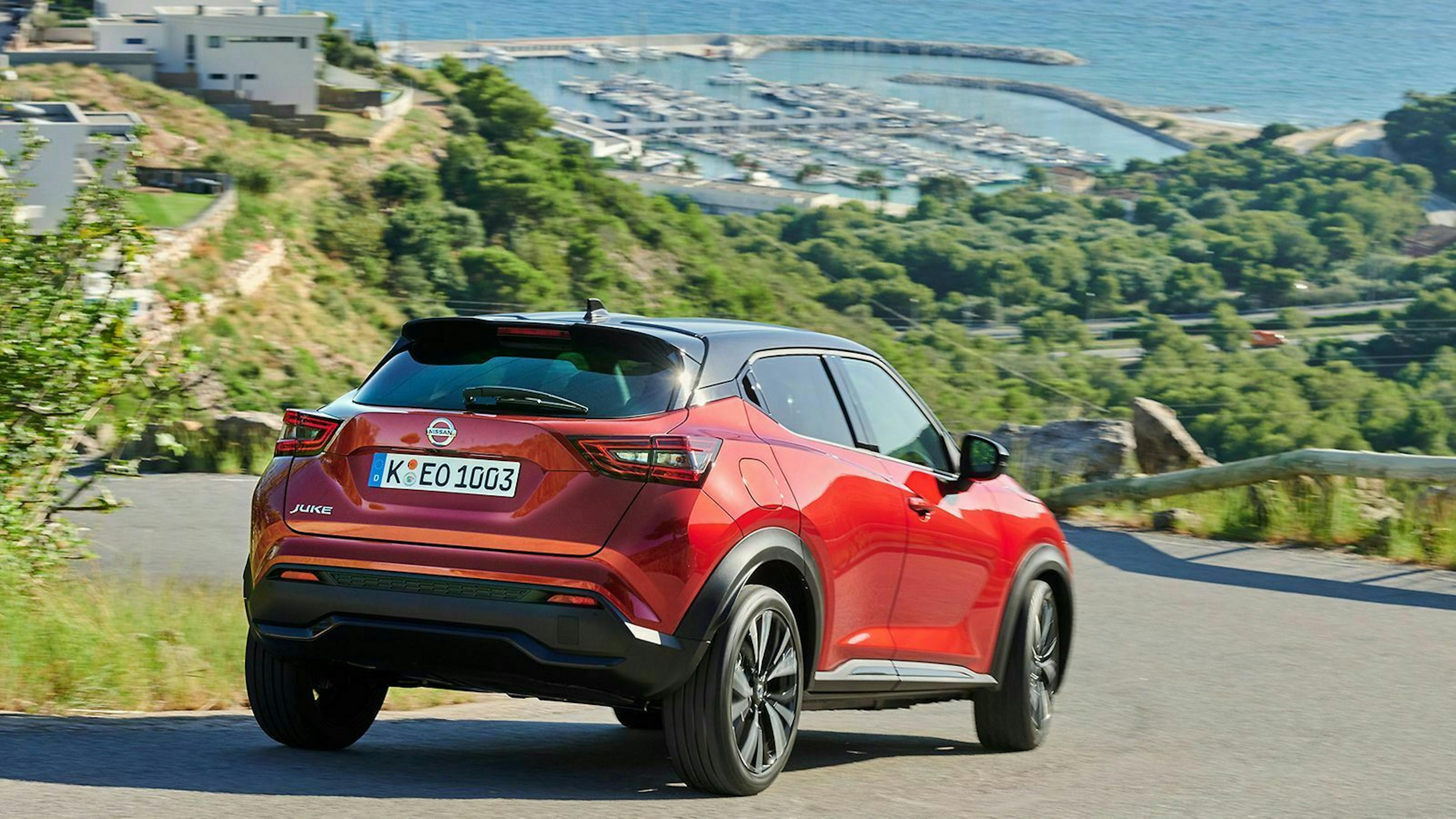 Ein Nissan Juk in rot von hinten