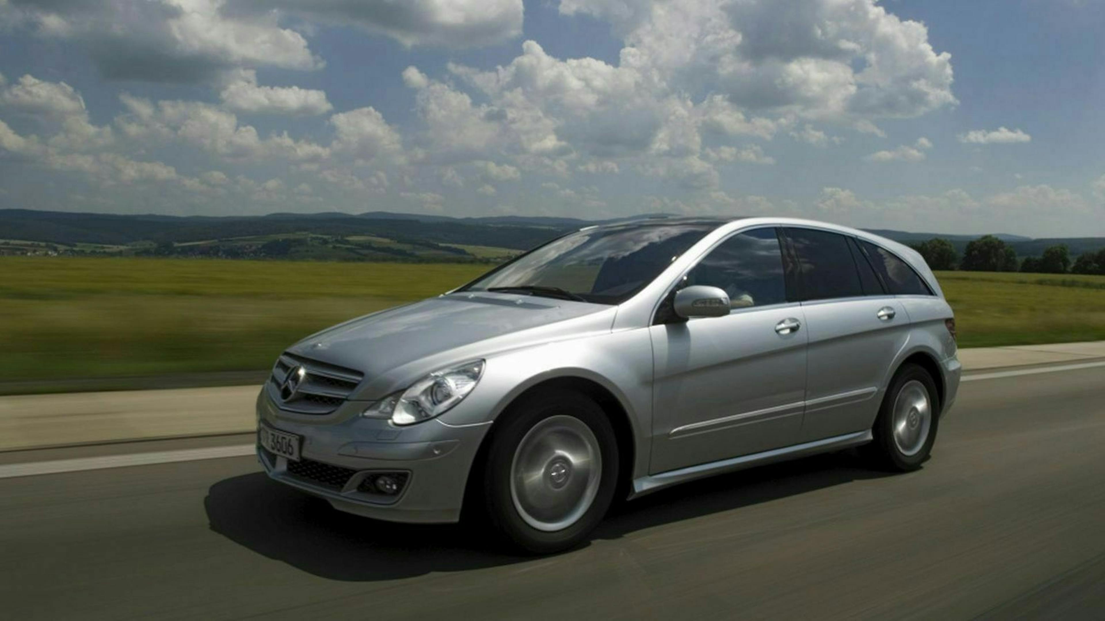 Die Mercedes R-Klasse in Seitenansicht fahrend