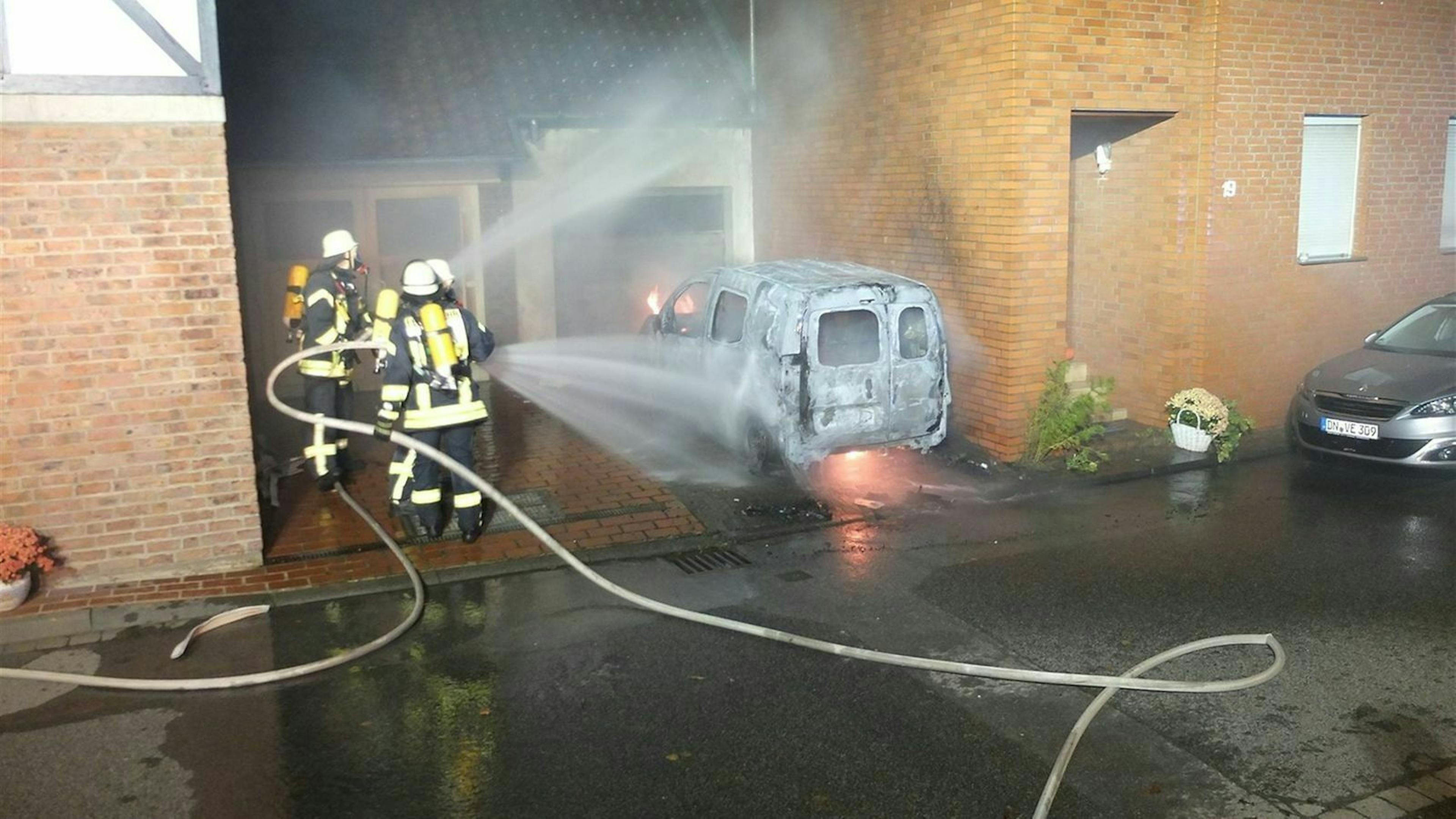 Löscharbeiten an einem brennenden Elektroauto