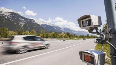 Zu schnelles Fahren wird innerorts strenger bestraft als außerorts.