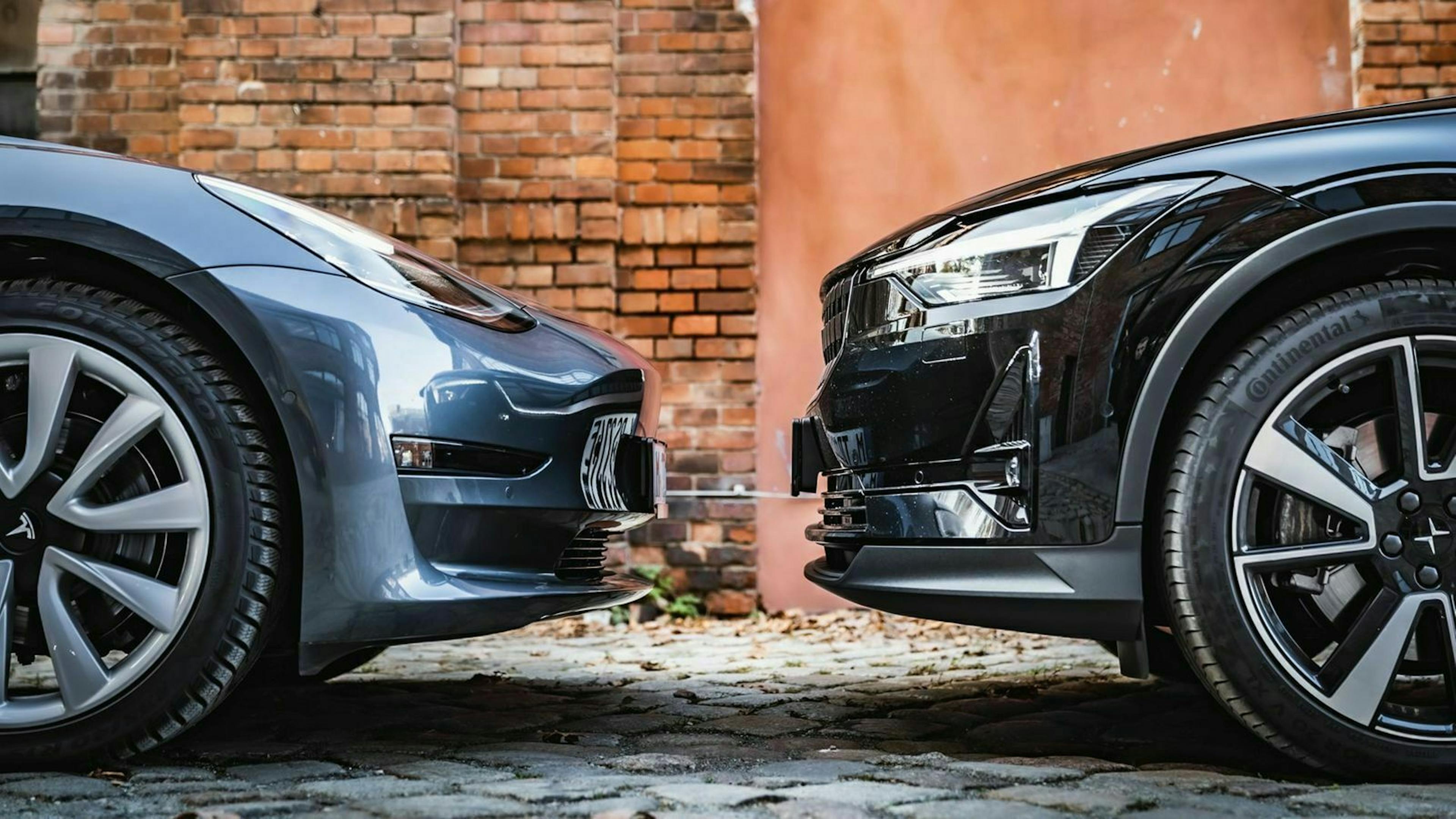 Die Frontscheinwerfer des Tesla Model 3 und des Polestar 2 in Nahaufnahme