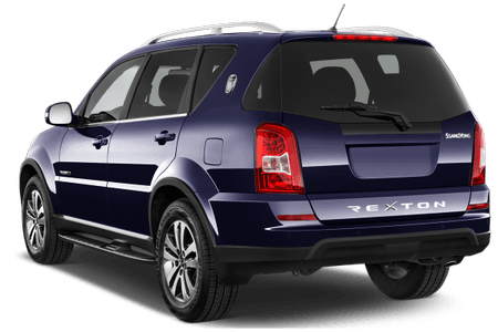 Blauer SUV von hinten, geparkt. Klare Scheinwerfer und glänzende Lackierung, Dachreling und silberne Felgen sichtbar.