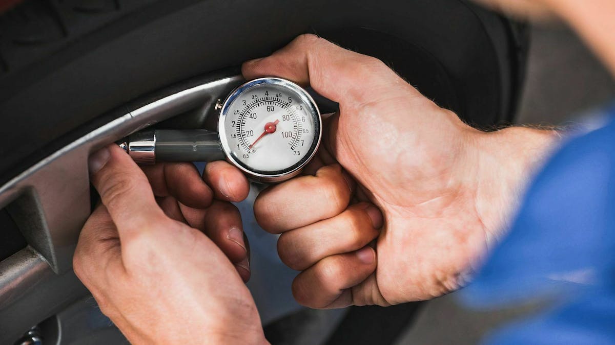 Bei einer großen Inspektion werden 30 bis 40 verschiedene Teile am Auto überprüft – zum Beispiel die Reifen und die Elektrik.