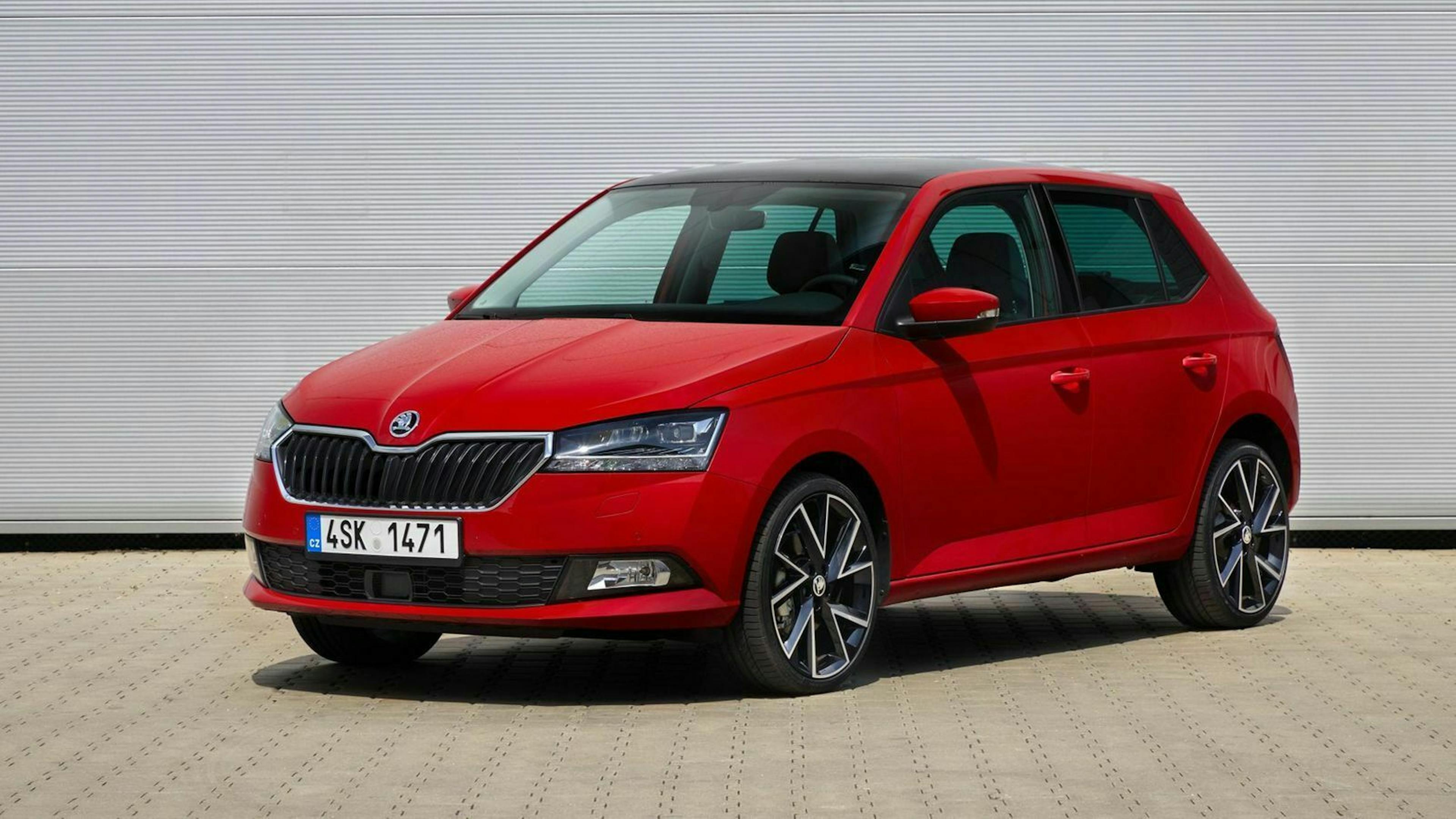 Zu sehen ist der Skoda Fabia von vorne, stehend