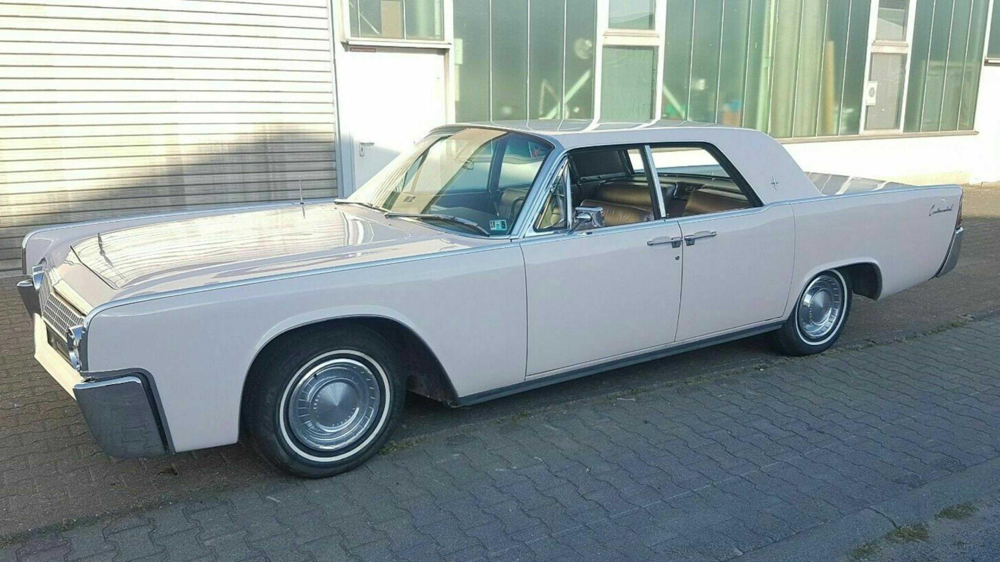 Alter, cremefarbener Lincoln Continental in einer städtischen Umgebung geparkt. Seitenansicht, Sonnenschein.