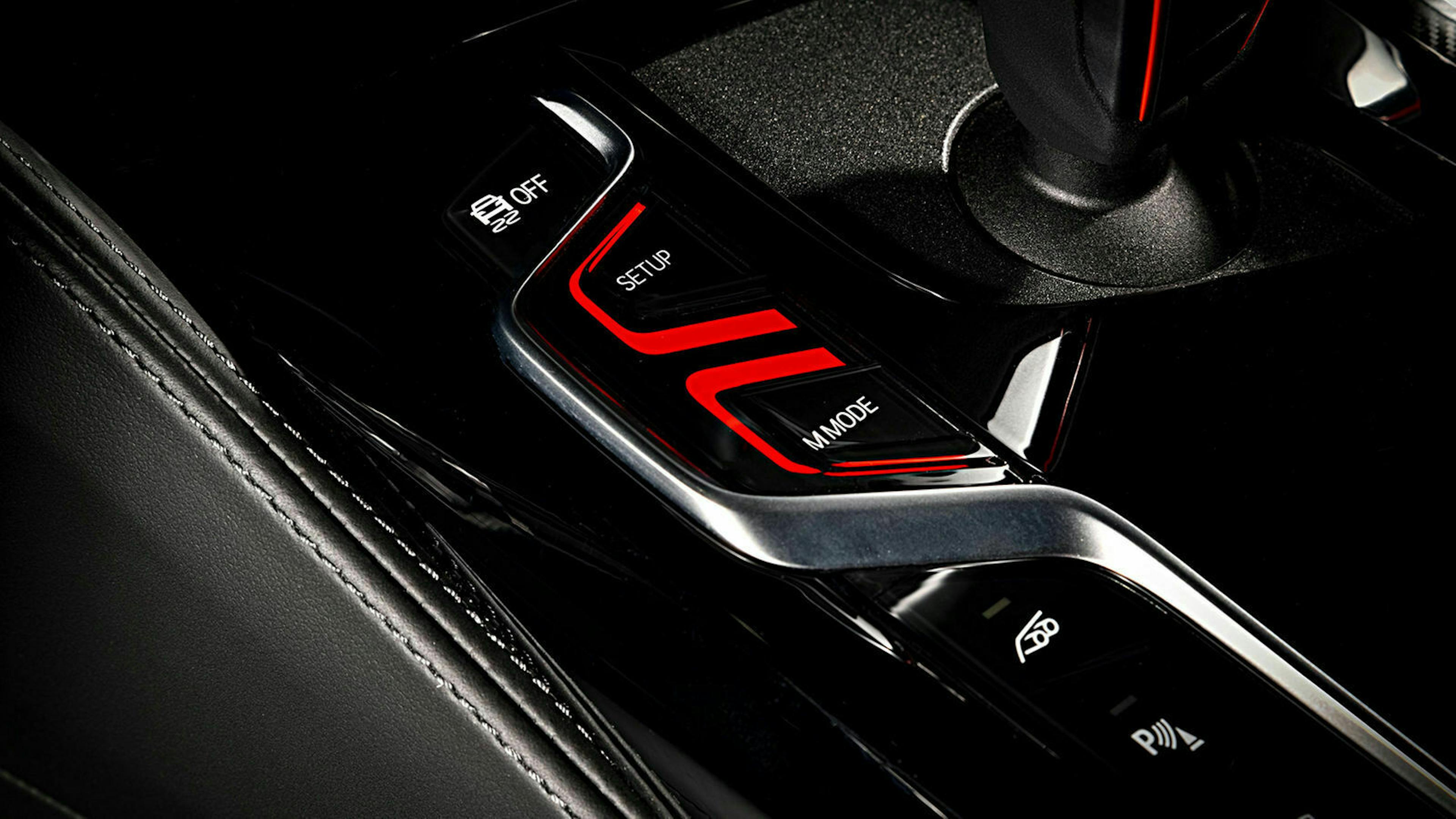 Zu sehen sind verschiedene Funktionstasten des neuen BMW M5 2020