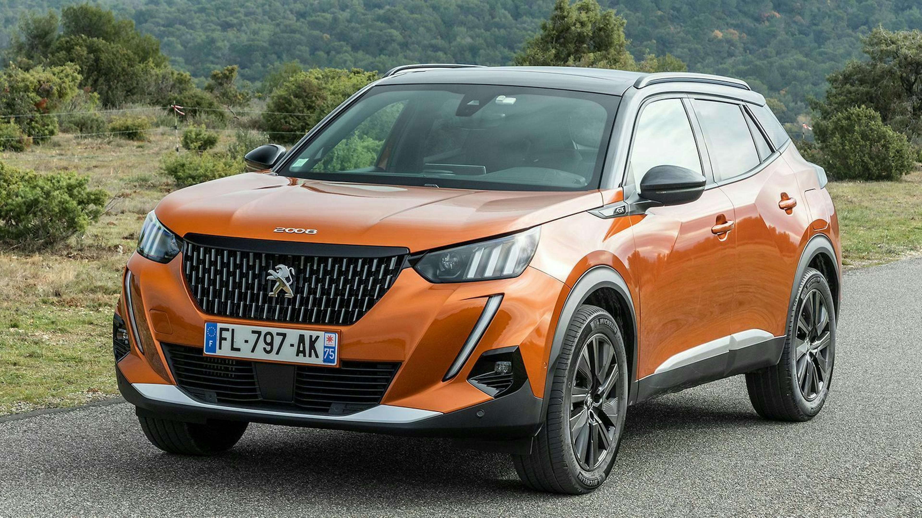 Ein Peugeot 2008 in kupferfarbenem Lack