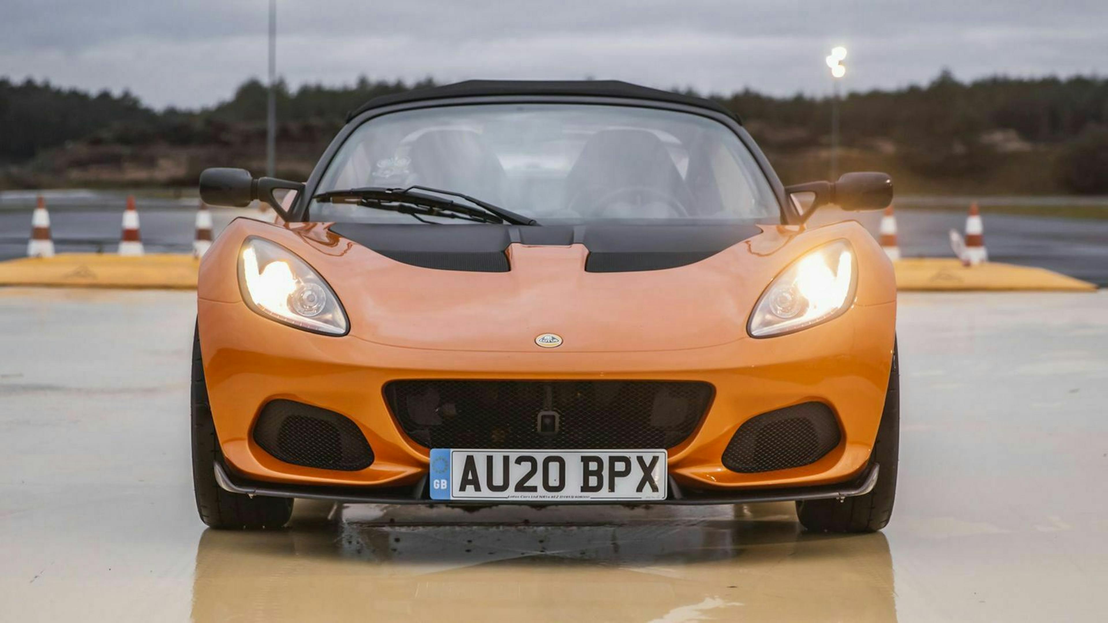 Zu sehen ist die Front des Lotus Elise