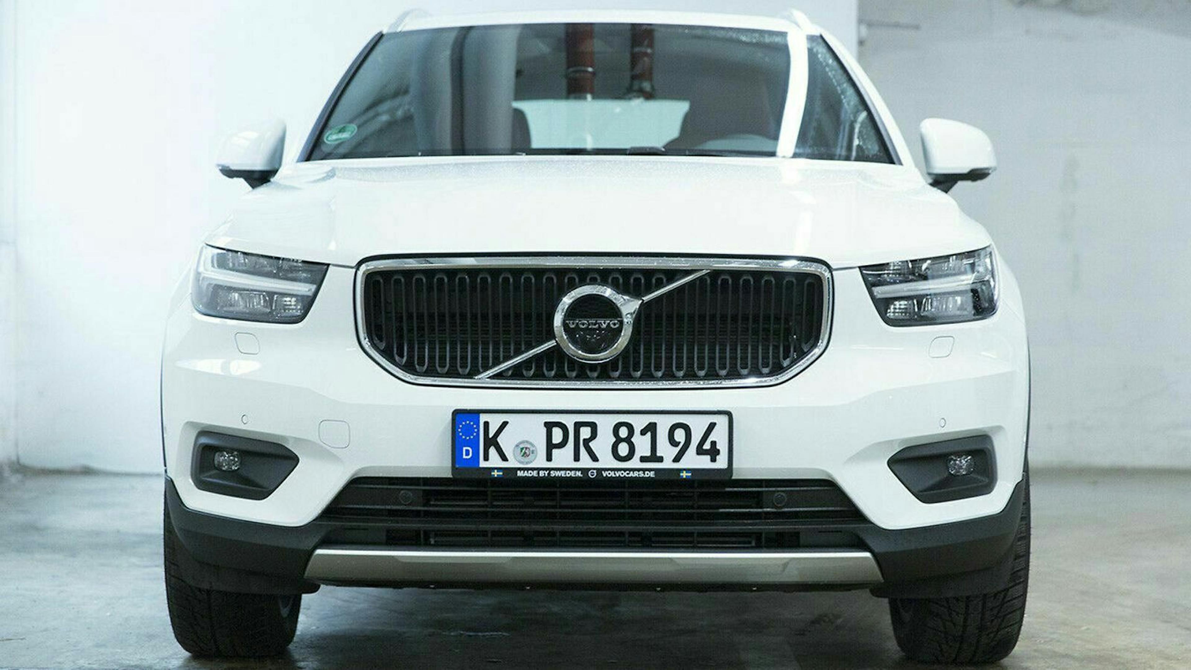Der Volvo XC40 sieht mit dem erhobenen Scheinwerferauge auf die Konkurrenz.