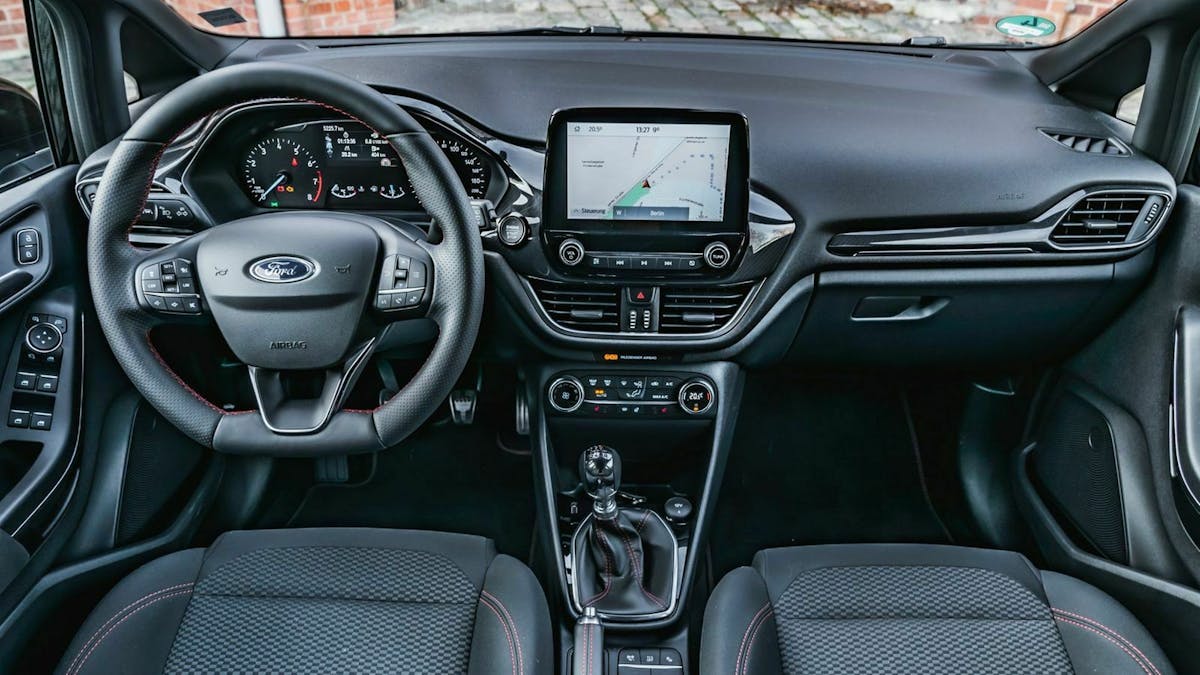 Zu sehen ist das Cockpit des Ford Fiesta Hybrid 2020 