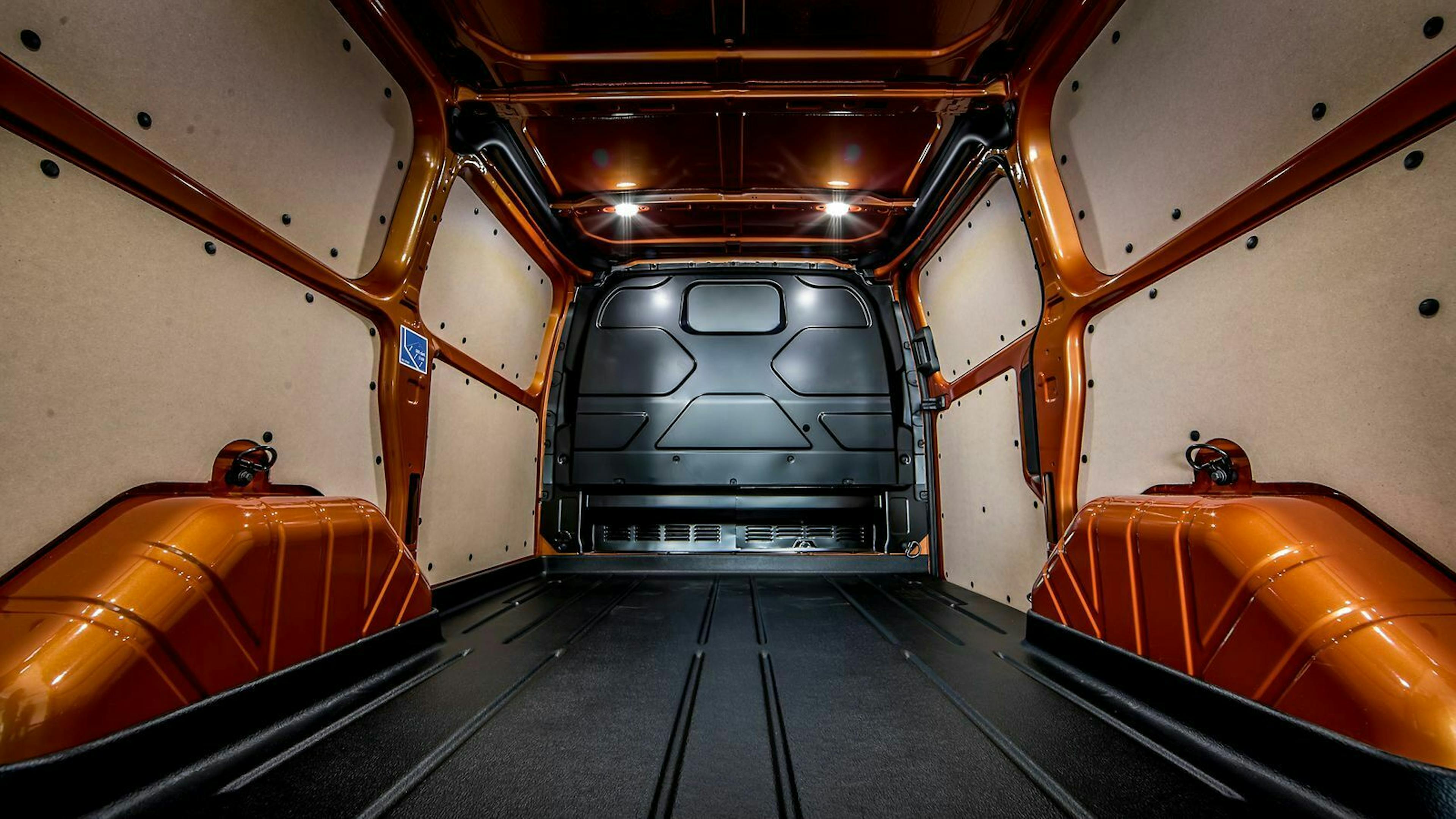 Die Trennwand mit Durchlademöglichkeit  unter den Vordersitzen (serienmäßig) ermöglicht die Erweiterung des Stauraums