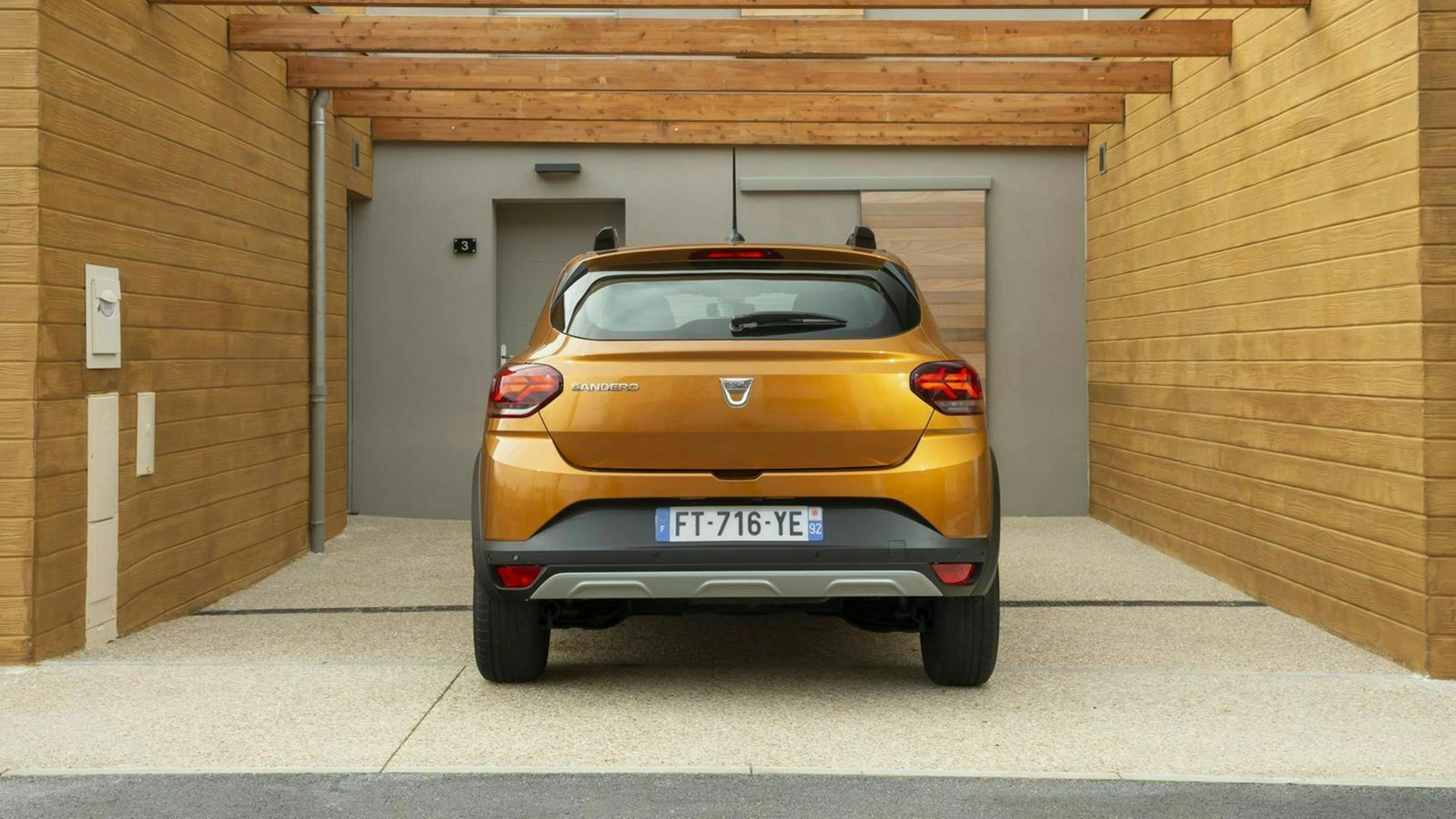 Zu sehen ist das Heck des Dacia Sandero Stepway 2021