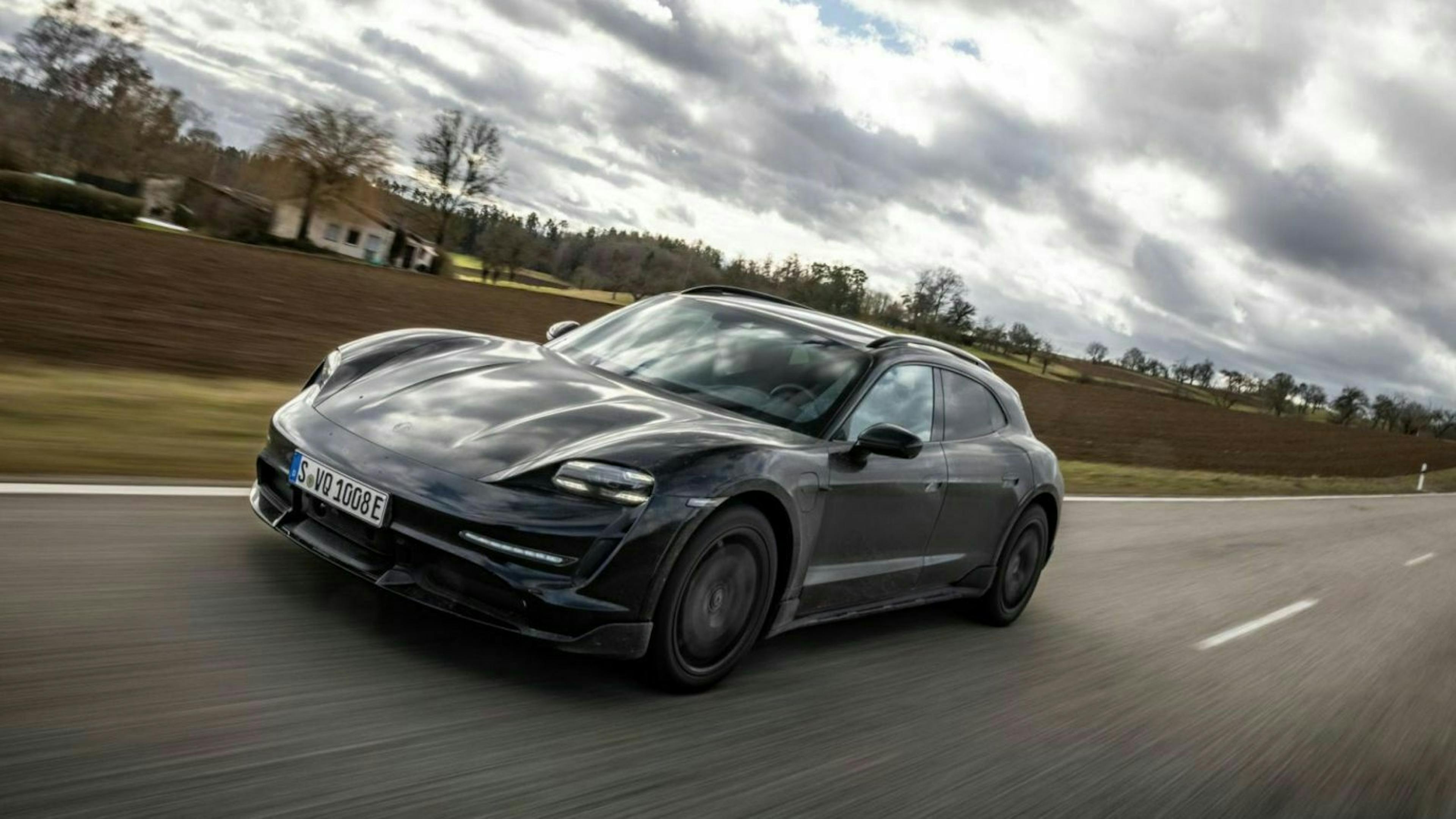 Zu sehen ist der Porsche Taycan Cross Turismo von vorne, fahrend