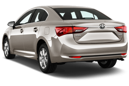 Silberner Limousinenwagen von hinten, geparkt auf weißem Hintergrund. Toyota-Logo sichtbar auf dem Kofferraum.