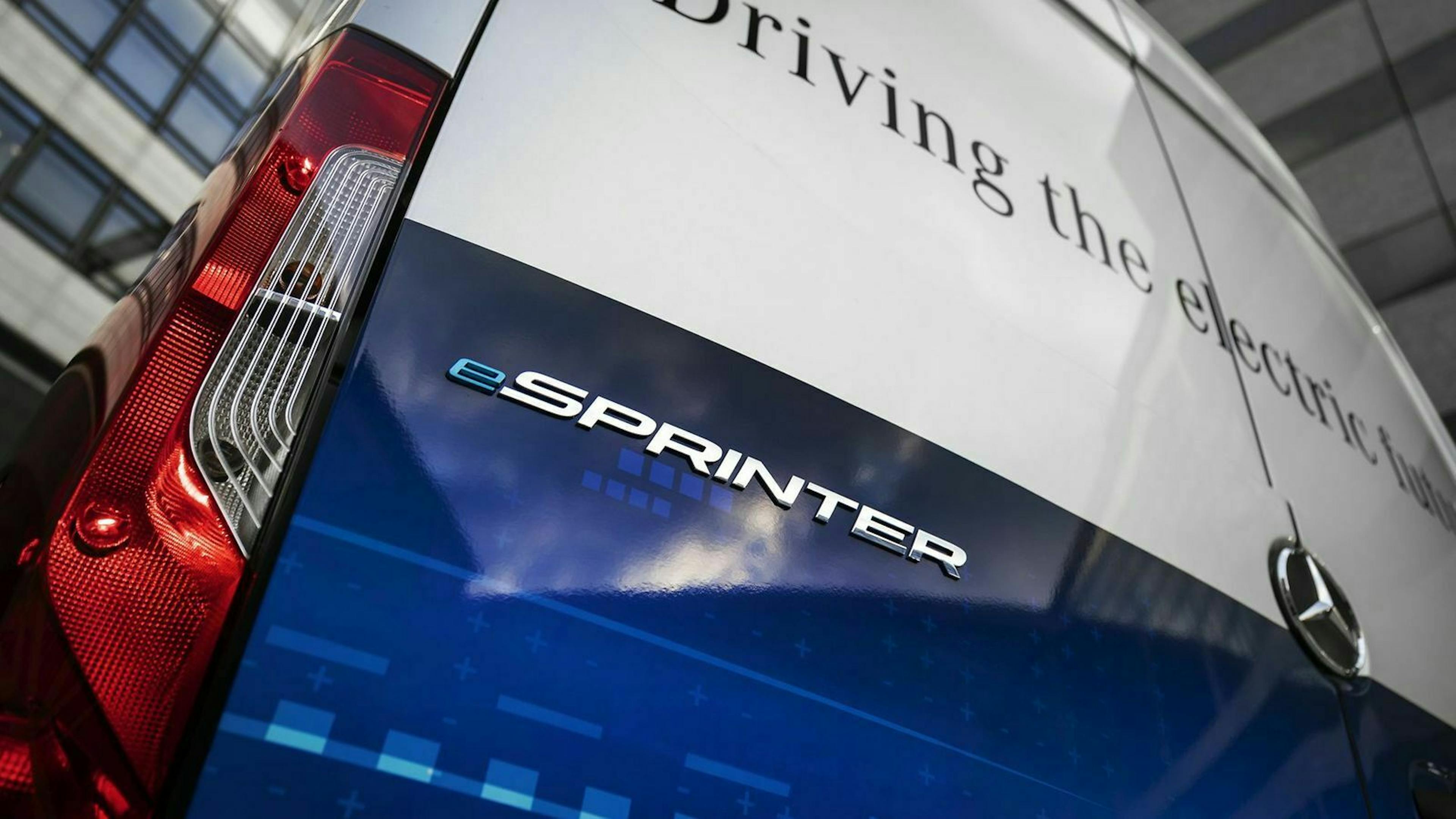 Blick auf das "eSprinter"-Emblem des eSprinter