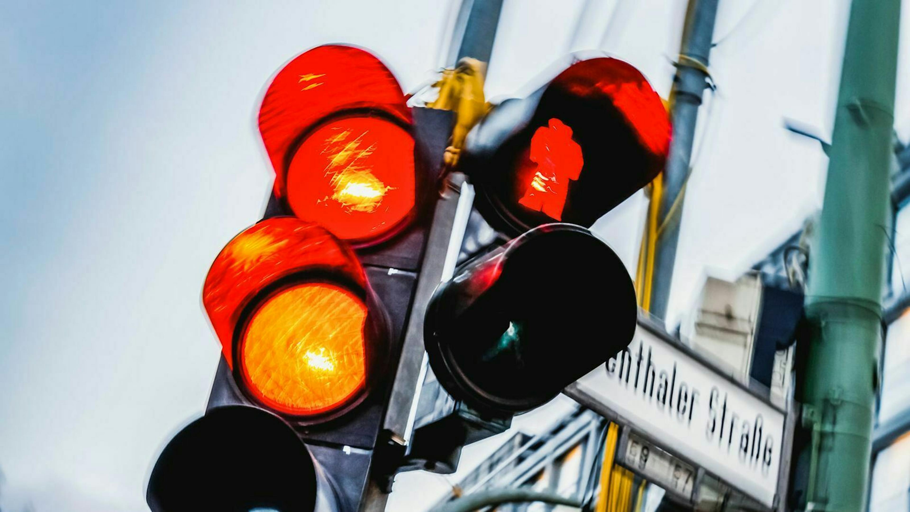 Auch das Überfahren einer Ampel in der Gelbphase kann Sanktionen mit sich bringen.