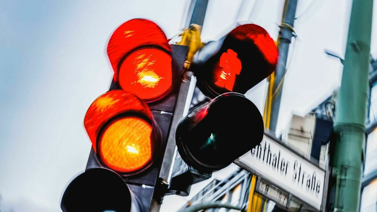 Auch das Überfahren einer Ampel in der Gelbphase kann Sanktionen mit sich bringen.