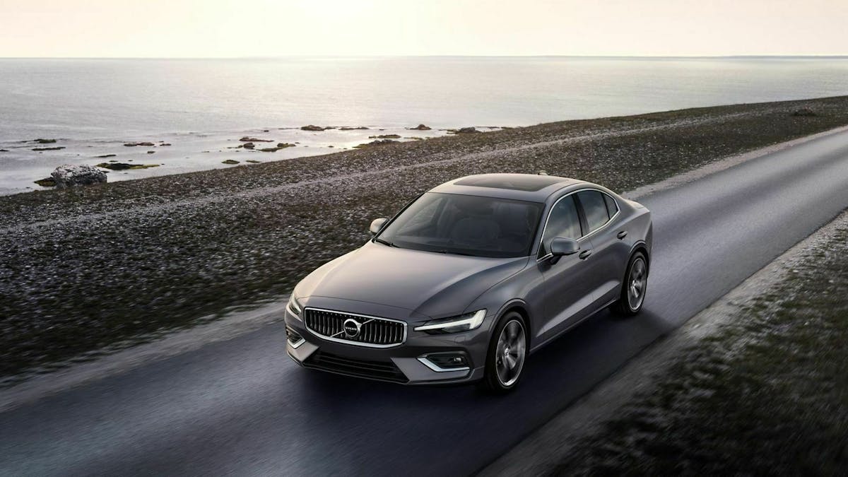 Grauer Volvo S60 fahrend am Strand
