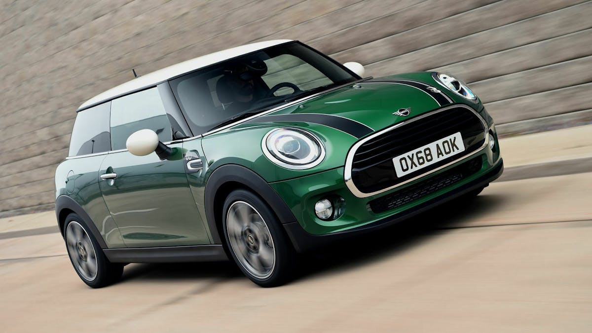 Zu sehen ist der Mini Cooper, fahrend