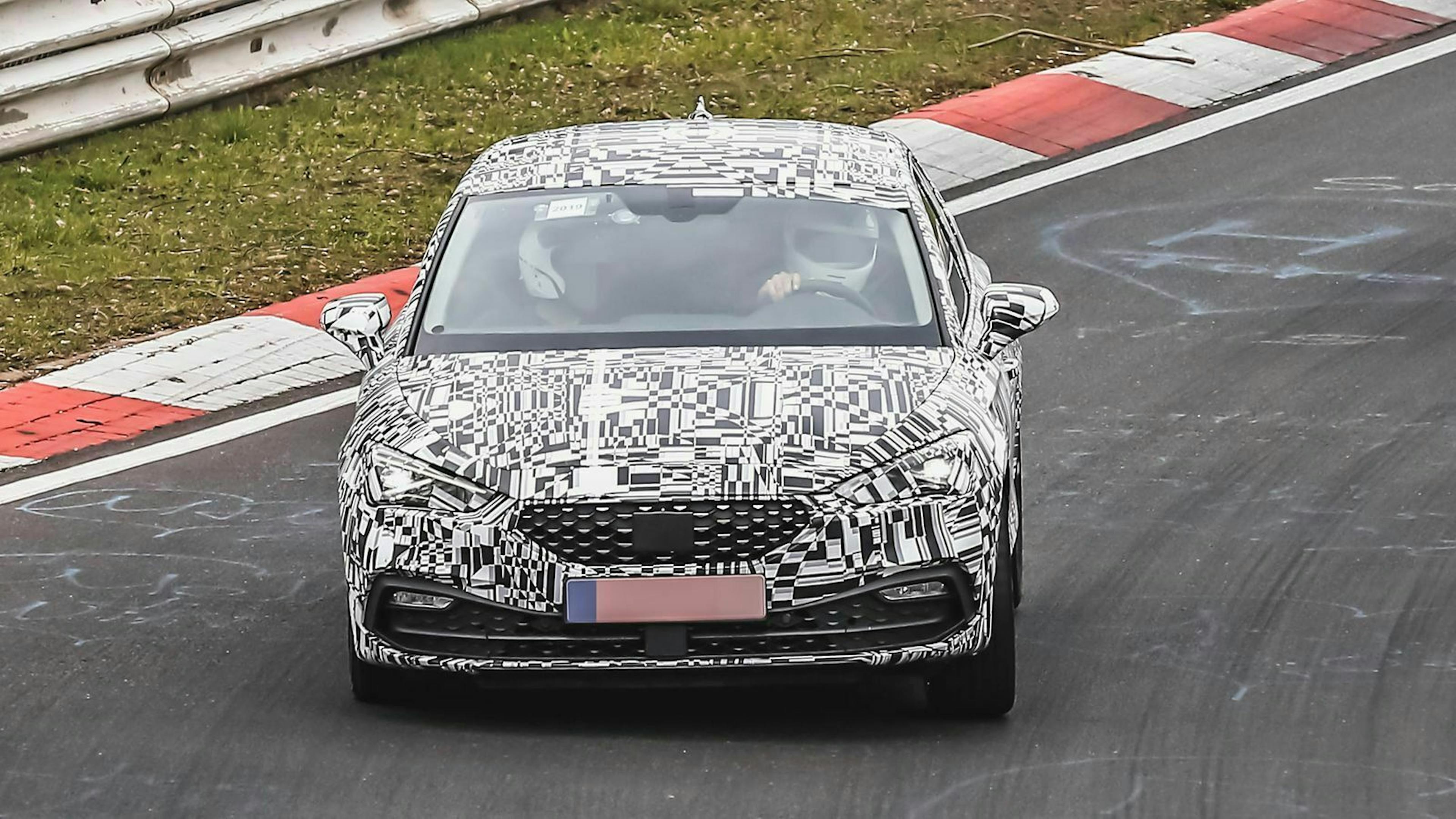 Seat Leon Erlkönig in der Frontansicht, fahrend