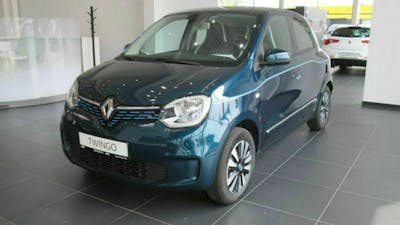 Ein dunkelblauer Renault Twingo steht im Showroom eines Autohauses