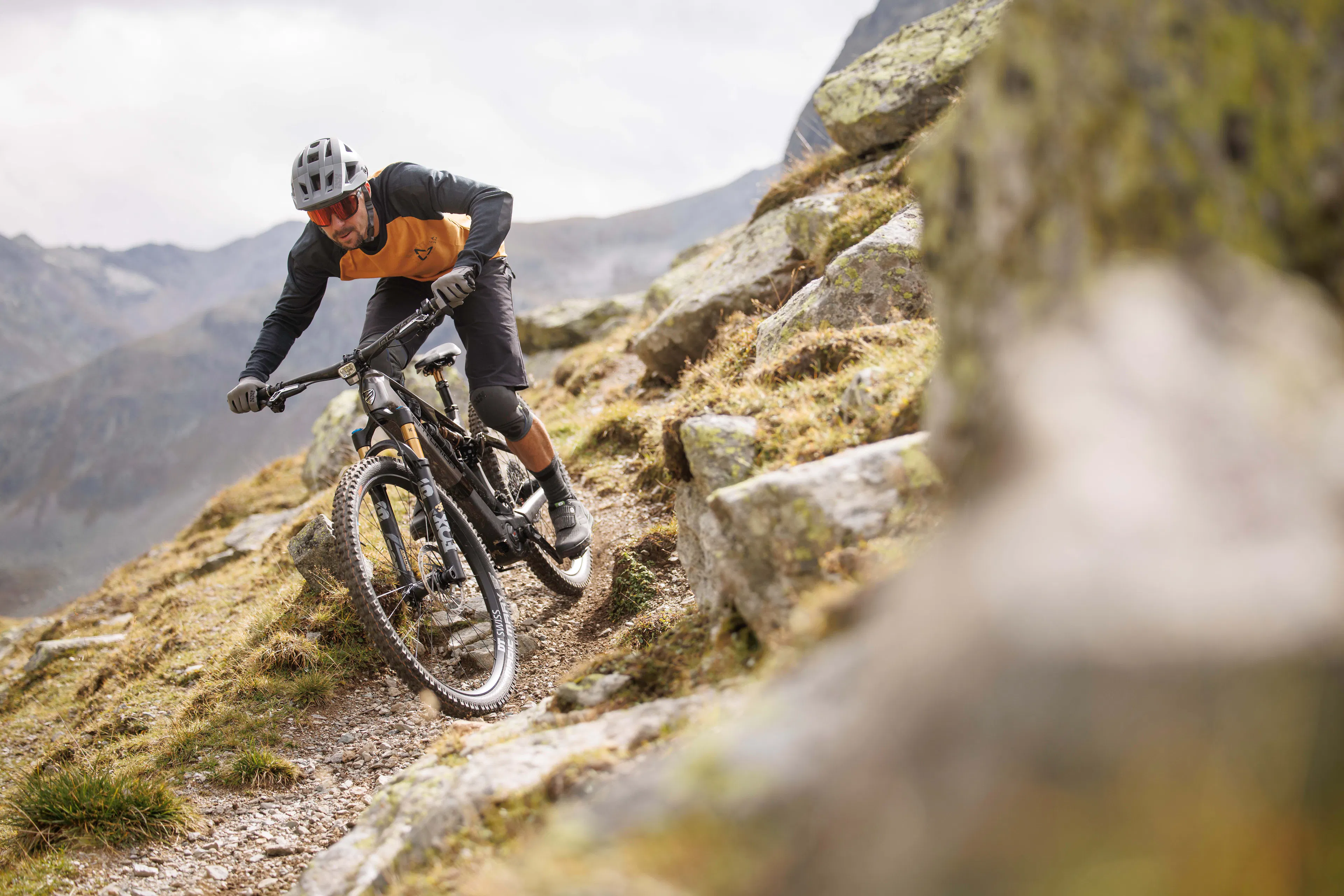 Mountainbiker im Gebirge