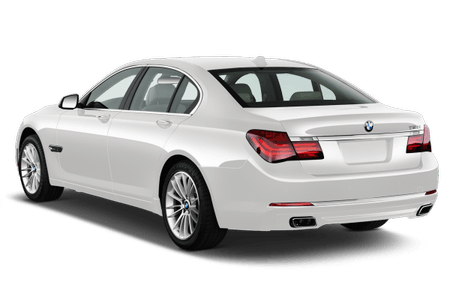 Weißer BMW-Luxuslimousine, parkend, seitlich von hinten gesehen, mit glänzender Lackierung und modernen Rückleuchten.