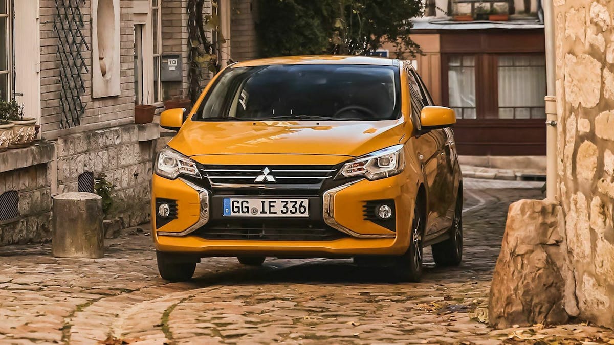 Ein gelber Mitsubishi Space Star parkt in einer Altstadtgasse.