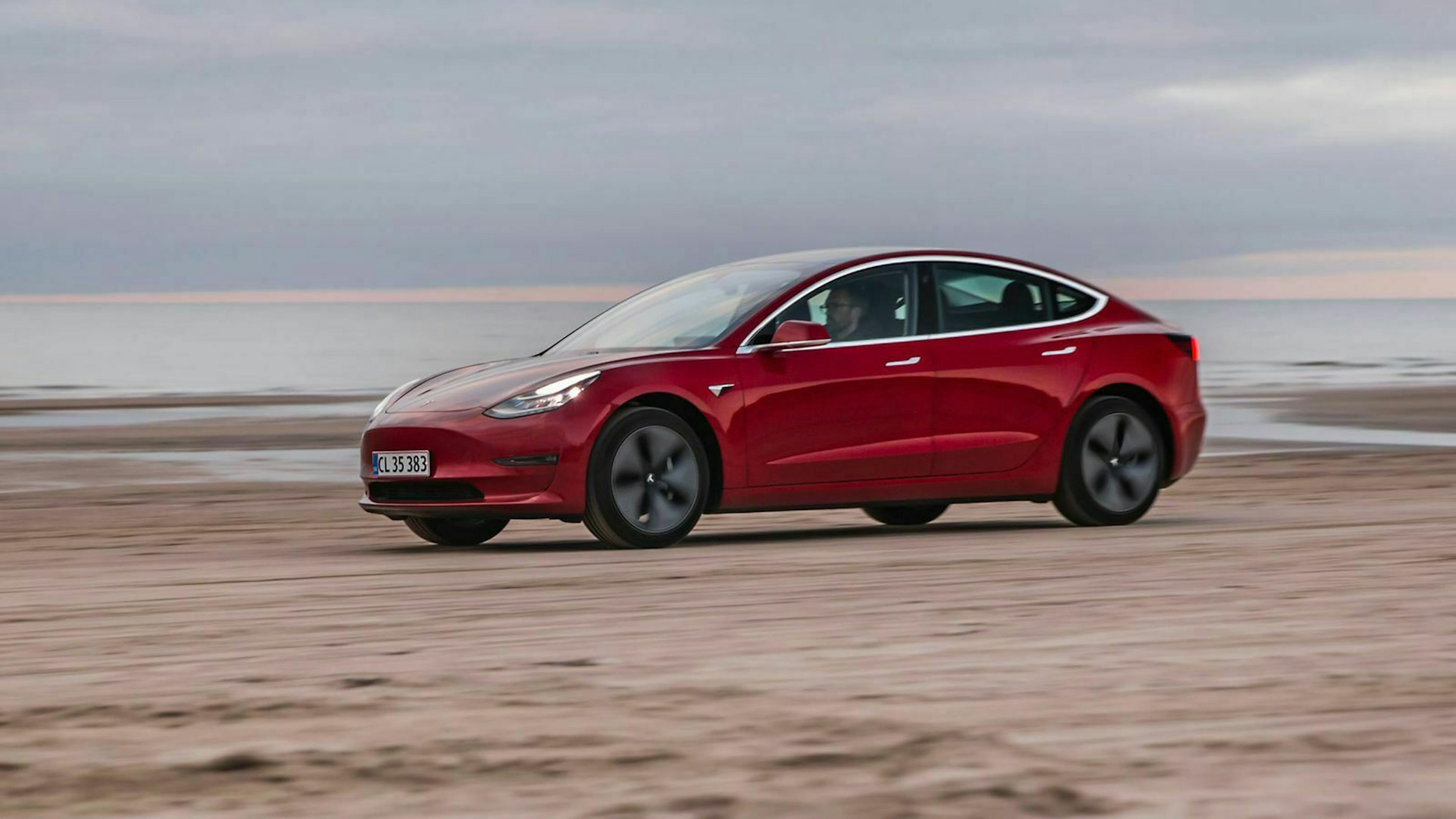 Trotz reinem Hinterradantrieb lässt sich das Model 3 auf trockenem Asphalt nicht dazu herab, das Heck auszustellen